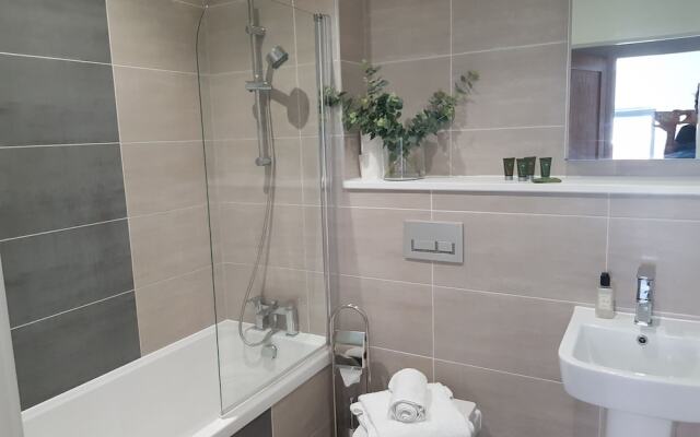 Select Serviced Accommodation - Summit House