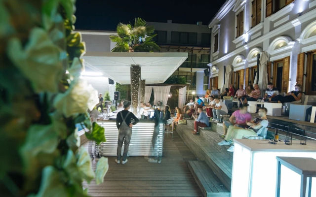 Life Gallery Hotel