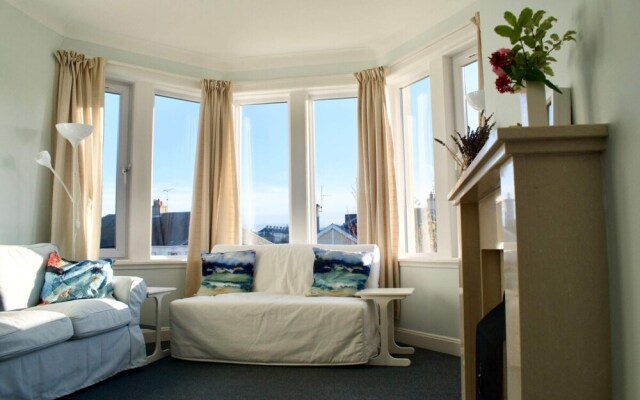 2 Bedroom House with Views of Arthurs Seat