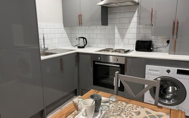 Luxury Apartment - Free Wi-fi & Parking NO Deposit