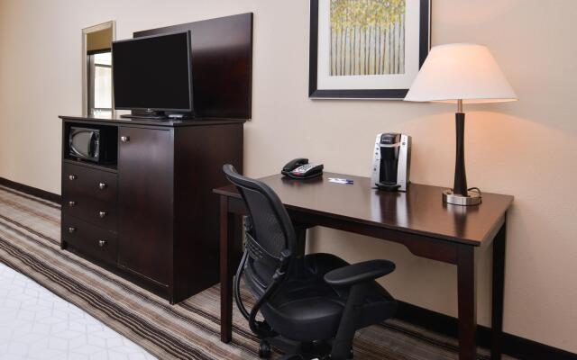 Holiday Inn Express Hotel & Suites Emporia Northwest, an IHG Hotel