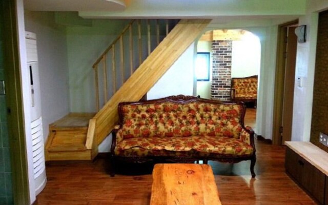 Yeosu Tirol Pension