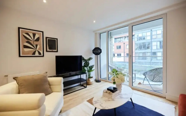 The Limehouse Cut Place - Spacious 2bdr Flat With Balcony