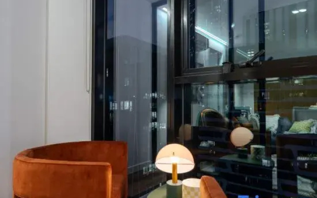 High-Rise CBD Apt L50 | Luxe City Views + Parking