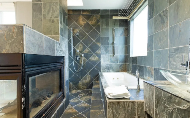 Beachcomber by AvantStay | 1 Block from Beach - Modern Estate w/ Ocean Views