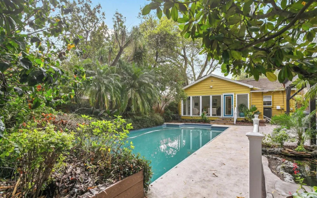 Pool House Oasis - Home for 6