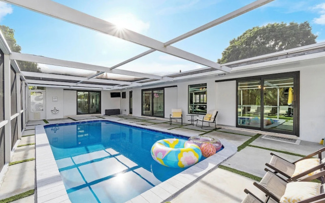 Coastal Retreat Stylish 4 BDR w/ Private Pool!