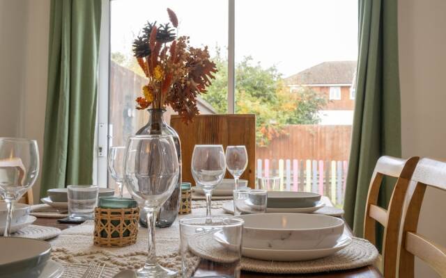 Spacious 4-br Cambridge House, Free Parking