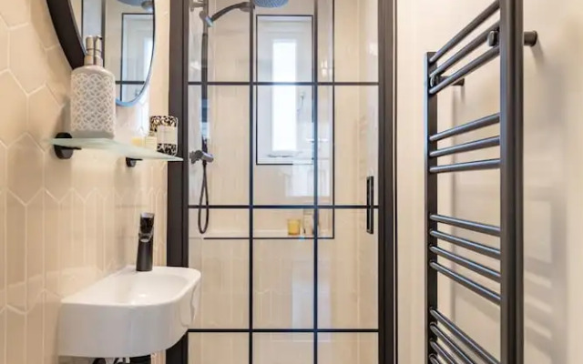 Modern 1BR Downtown Stay