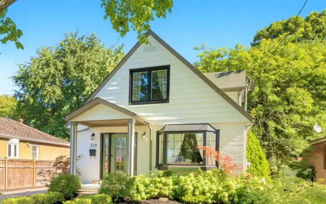 Spacious 2bdrm Home in Burlington