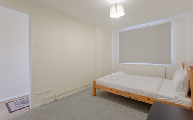 Spacious 2 Bedroom House in Bow