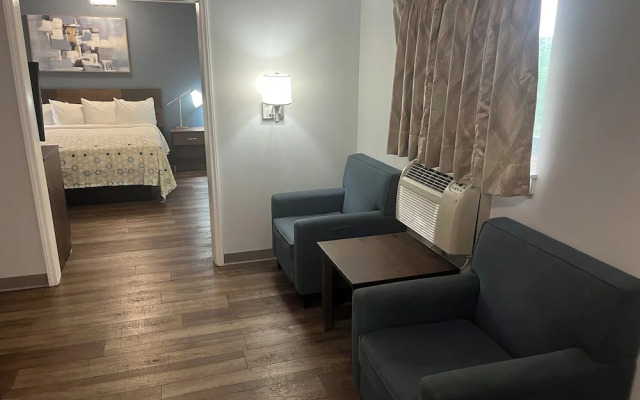 HomeTowne Studios & Suites by Red Roof Charlotte - Ballantyne