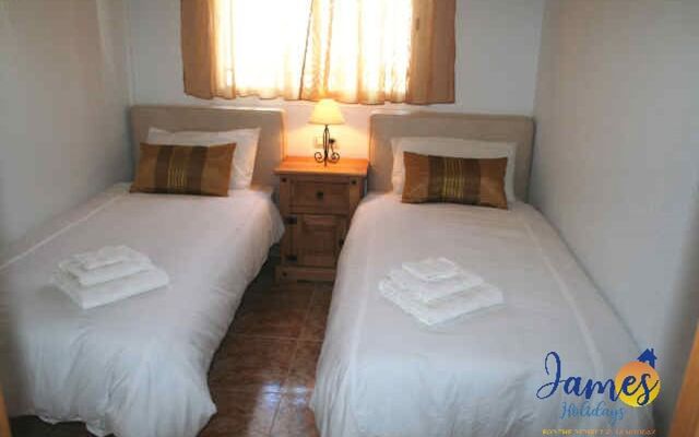 La Cinuelica R14 grd flr apt overlooking pool L124