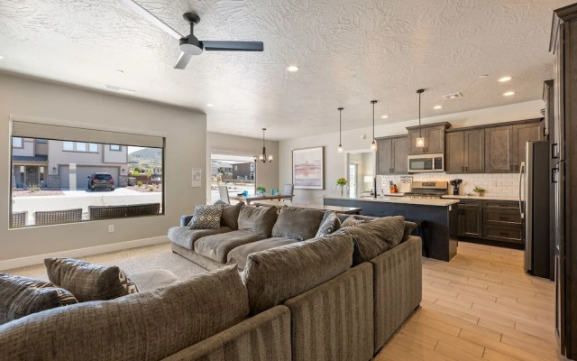 Zion's Paradise 6 Bedroom Townhouse