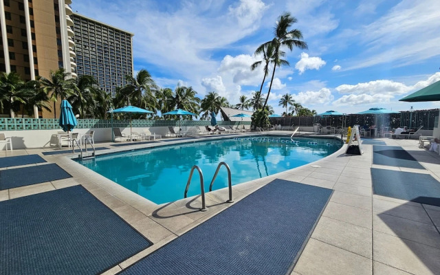Fully Furnished Ilikai Tower 525 Condo With Free Wifi, Near Best Waikiki Beaches! by RedAwning