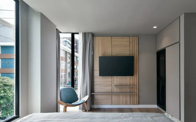 w Stunning 1BR w/ Radiant Deco in Unicentro