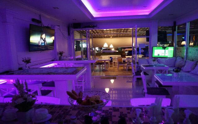Oyo 1117 Phuket Airport Suites