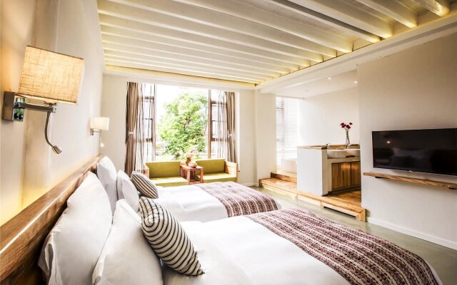 House & White Lakeside Lodge