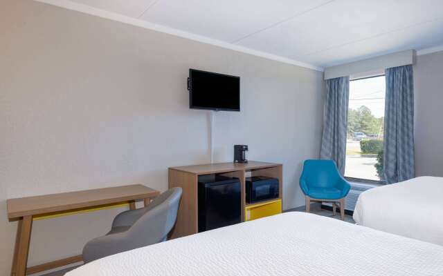 Days Inn & Suites by Wyndham Fort Bragg/Cross Creek Mall