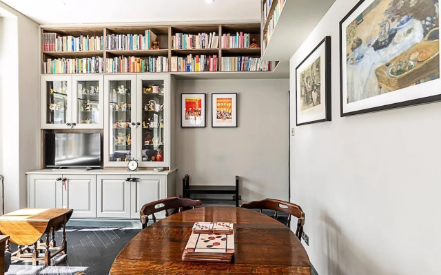 Book Lovers West End Home