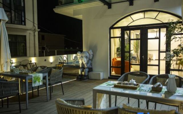 Shengsi Z·Encounter light luxury swimming pool resort