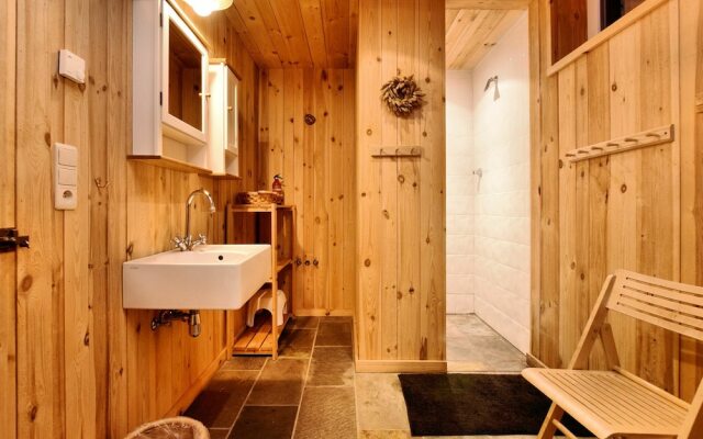 Cozy Holiday Home in Dion with Sauna and Jacuzzi