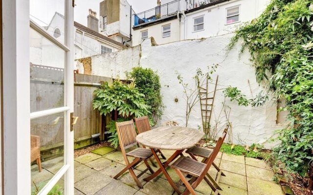 Serene Holiday Home in Hove With Garden