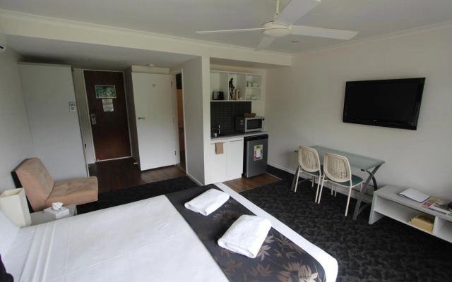Shoredrive Motel – Guest Rooms – The Strand
