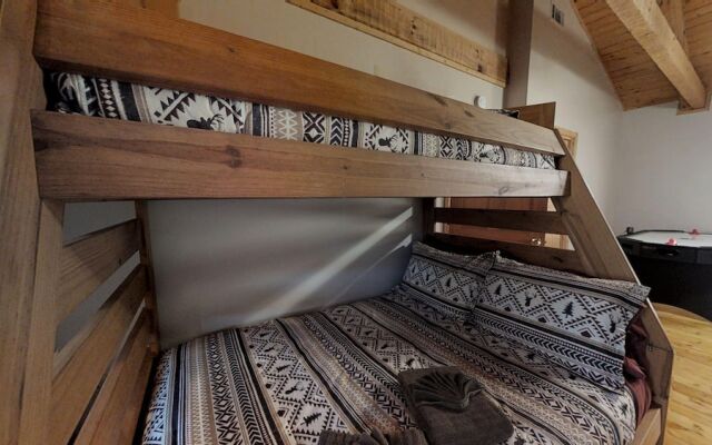 Dogwood Acre 3 Bedroom Cabin by RedAwning