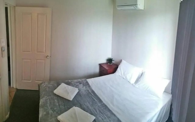 Sea View Villa. 2 bedroom. Sleeps 4. Free WIFI – Guest Rooms – Mackay