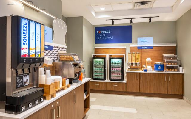 Holiday Inn Express Toronto - Downtown by IHG