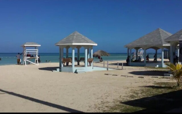 2 Bed-sleeps 4-gated Community-5 Min Town Centre