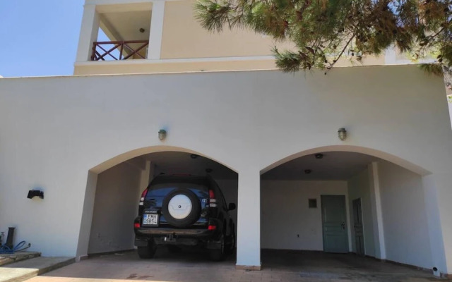 Lovely Villa With Garden, Parking in Syros, Greece