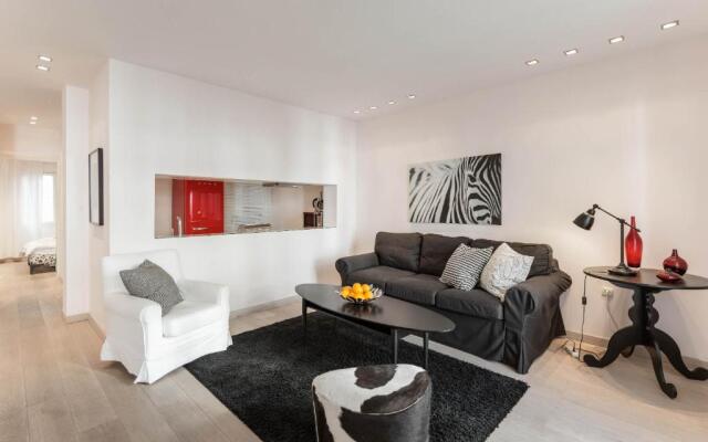Stylish white 4 ppl apartment in City center