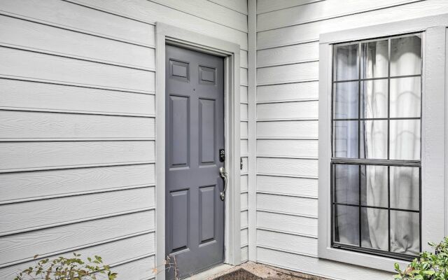 Comfortable Dallas Condo Close to Attractions
