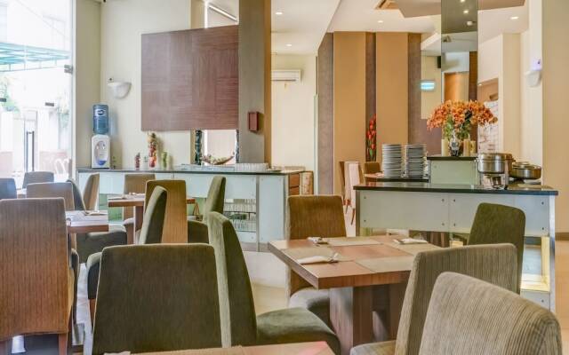 Townhouse OAK Hotel Grand Cikarang