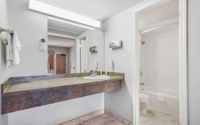 Days Inn by Wyndham Golden