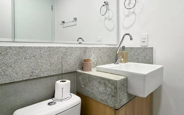 Studio novíssimo, completo e muito bem localizado