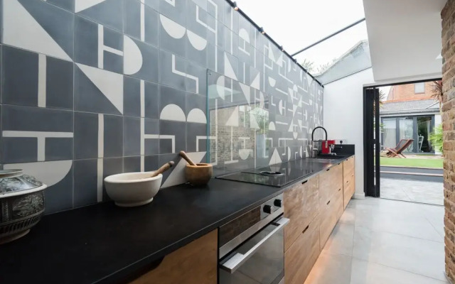 Beautiful Chiswick Home With Garden