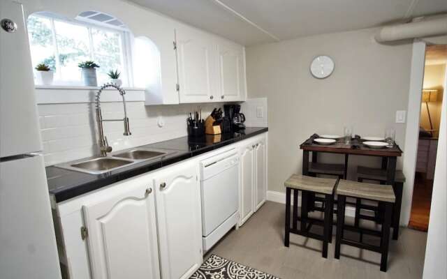 Charming Bungalow Next to UNC-FREE Cruiser Bikes!