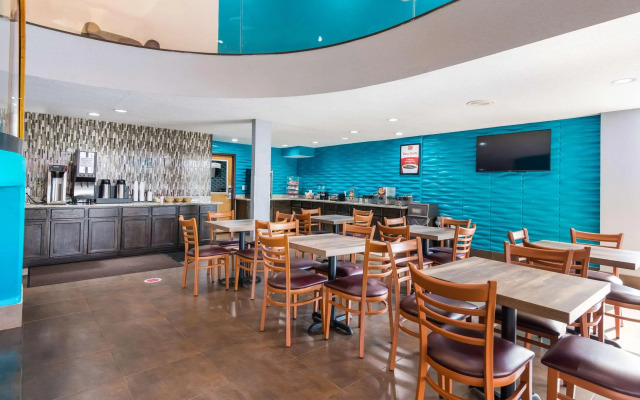 Econo Lodge Inn & Suites