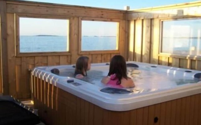 Shallow Bay Motel & Cabins