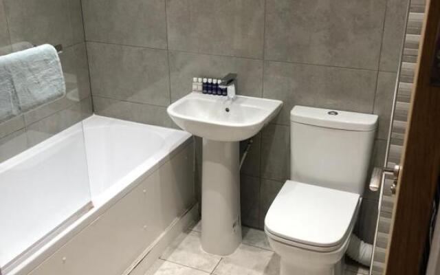 BIG ROOM rusholme WITH TV AND PRIVATE BATHROOM-parking&wifi