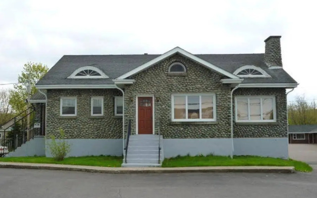 Stonehouse Motel and Restaurant