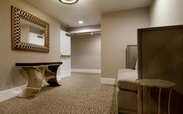 10 Light by Global Luxury Suites