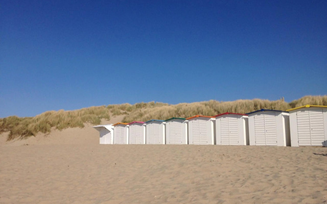 family stay Ostend 300m from beach free public Parking