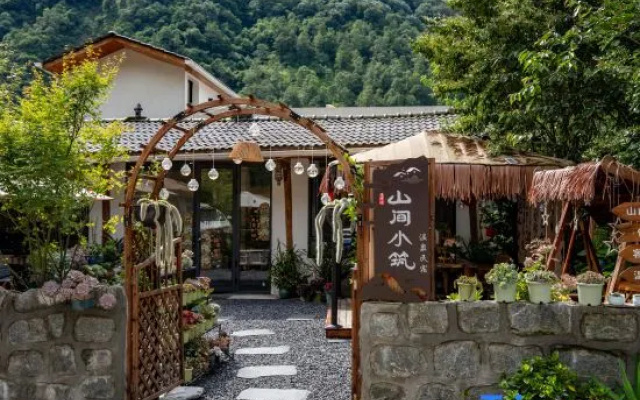Shanjian Xiaozhu Inn – Outside – Luding