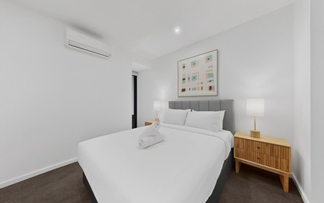 Bright Newly 2 Bed Apartment With Balcony Views