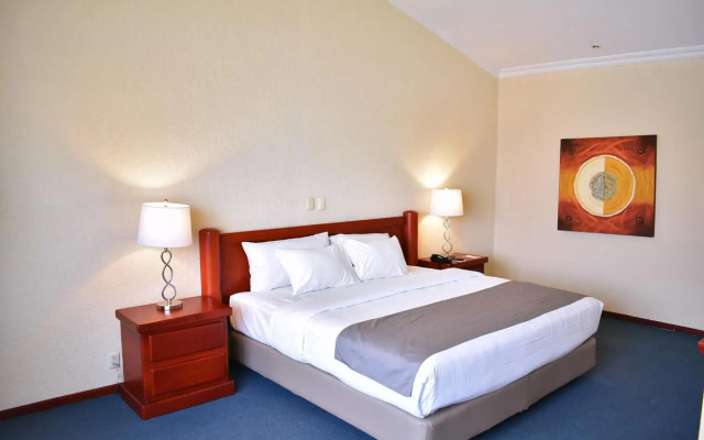 La Posada Hotel y Suites