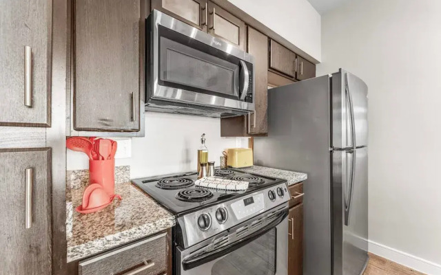 Prime Soco 2BR King Suite w Gympickleballlaundry